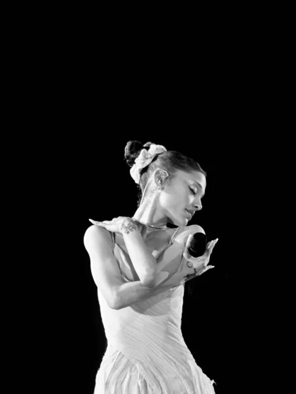 ariana_grande_petals