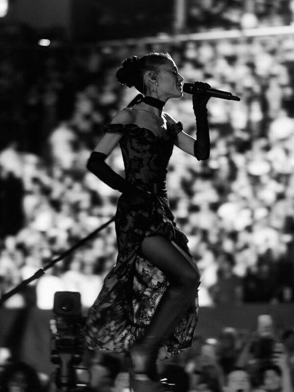 Η Ariana Grande τραγουδάει με φόρεμα εμπνευσμένο από το παλιό Hollywood στο νέο της video clip για το «Petals».