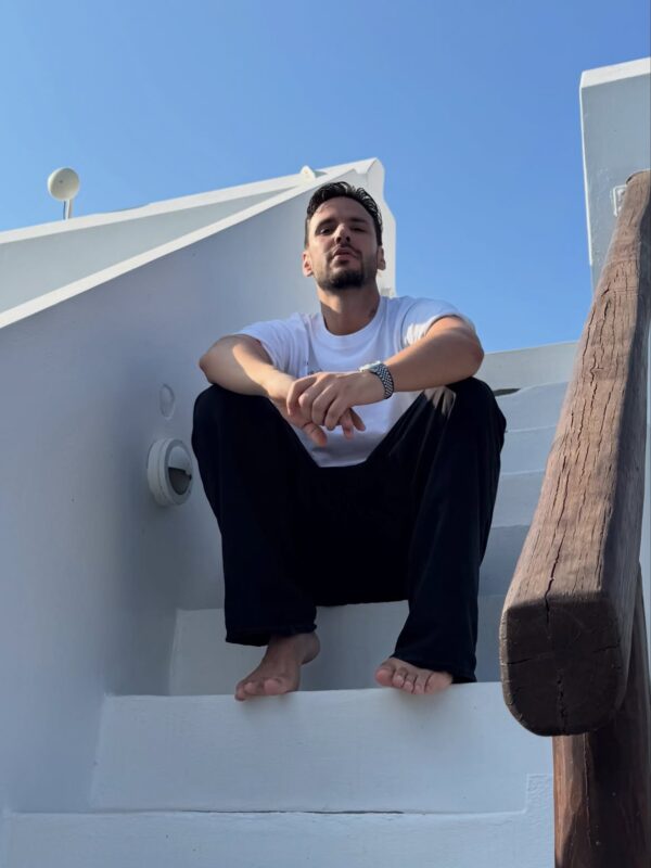 https://www.instagram.com/aris_petrakis/