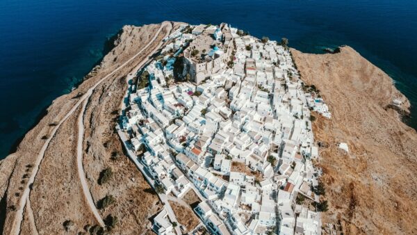 Εναέρια άποψη της Χώρας της Αμοργού, ενός από τα 5 νησιά όπου θα κοιτάς τον ουρανό.