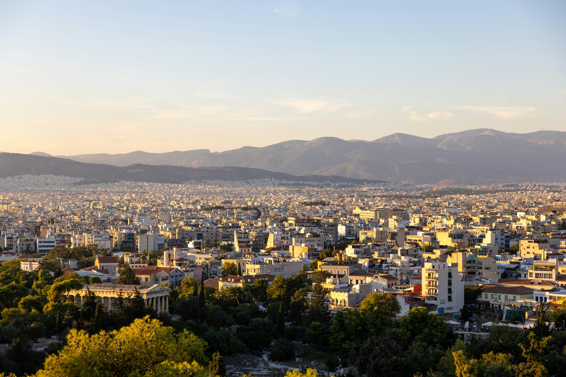 Τι να δεις όταν η Αθήνα αδειάζει και μένεις στην πόλη – 5 μαγικές βόλτες χωρίς την πολυκοσμία