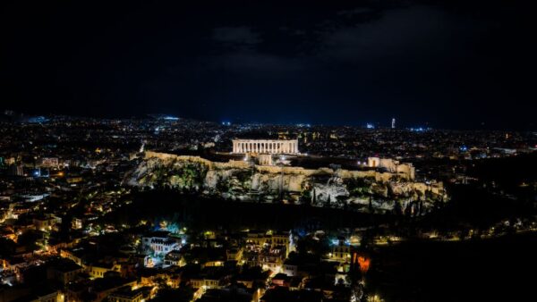 Το φεγγάρι του «Κόκκινου Ελαφιού» φωτίζει την Αθήνα – Τα 4 καλύτερα spots να την απολαύσεις