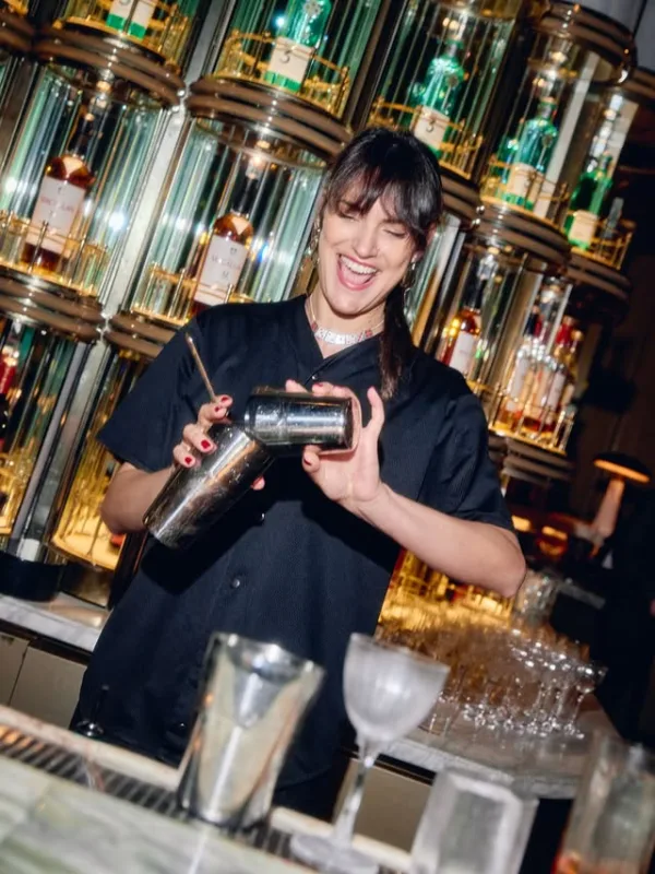 Μια bartender της Αθήνας ετοιμάζει κοκτέιλ, καθώς τα ελληνικά μπαρ αναδεικνύονται στα καλύτερα της Ευρώπης.