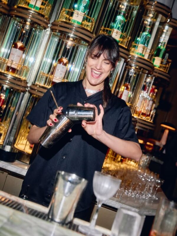 Μια bartender της Αθήνας ετοιμάζει κοκτέιλ, καθώς τα ελληνικά μπαρ αναδεικνύονται στα καλύτερα της Ευρώπης.
