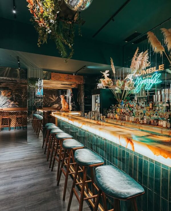 Εσωτερικό από ένα από τα καλύτερα bar της Ευρώπης στην Αθήνα, με εντυπωσιακό φωτισμό και διακόσμηση.
