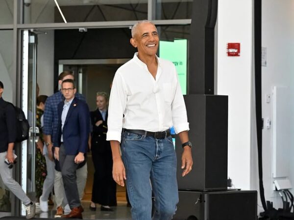 Ο Barack Obama μόλις έκανε drop τη summer playlist του και δεν πρέπει να τη χάσεις