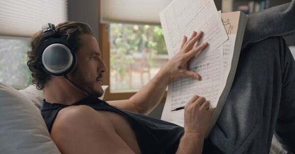 Ο Pedro Pascal με ακουστικά μελετάει παρτιτούρες, ετοιμάζοντας τον απαιτητικό ρόλο του στην ταινία "Behemoth".