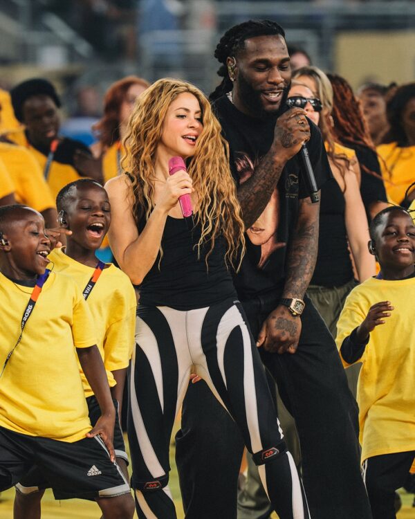 Η Shakira και ο Burna Boy τραγουδούν μαζί το «Dai Dai» με παιδιά στο Παγκόσμιο Κύπελλο 2026.