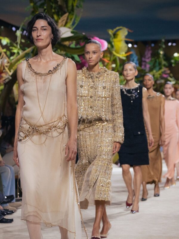 Μοντέλα παρουσιάζουν δημιουργίες Chanel Couture Fall 2026 στην πασαρέλα του Grand Palais, με τον Matthieu Blazy να υπογράφει την κολεξιόν.