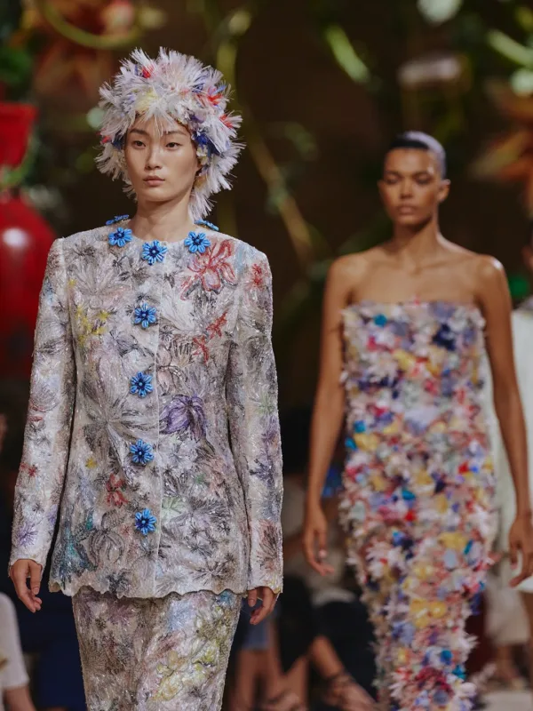 Μοντέλο παρουσιάζει σύνολο Chanel Couture Fall 2026 με περίτεχνο κεντημένο σακάκι και φλοράλ μοτίβα.