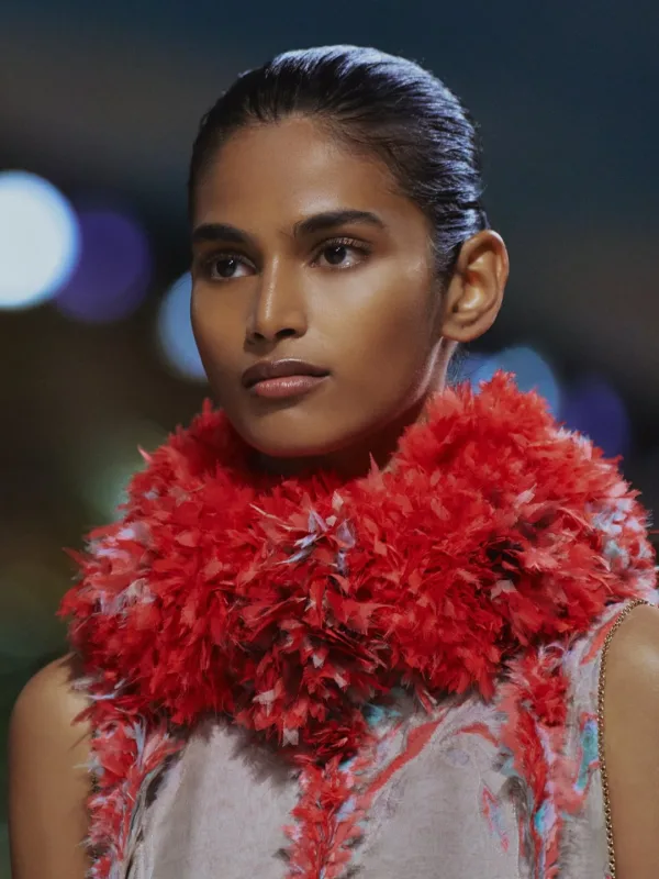 Μοντέλο παρουσιάζει δημιουργία Chanel Couture Fall 2026 με εντυπωσιακό κόκκινο φόρεμα και αξεσουάρ στο Grand Palais.