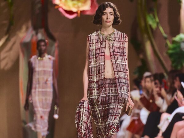 Chanel Couture Fall 2026: Ο Matthieu Blazy «γράφει» το δικό του παραμύθι στο Grand Palais