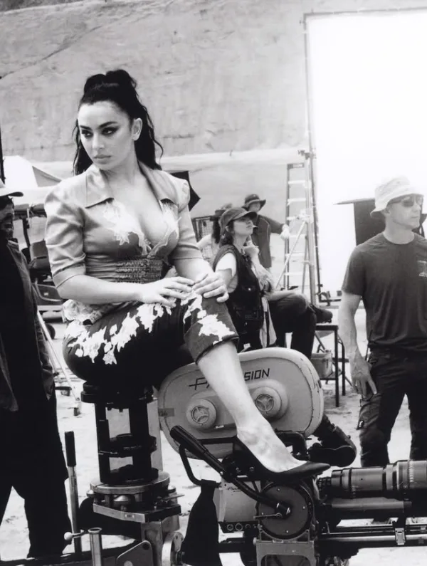Η Charli XCX κάθεται σε κάμερα στο πλατό του «Music, Fashion, Film» με εντυπωσιακό σύνολο.