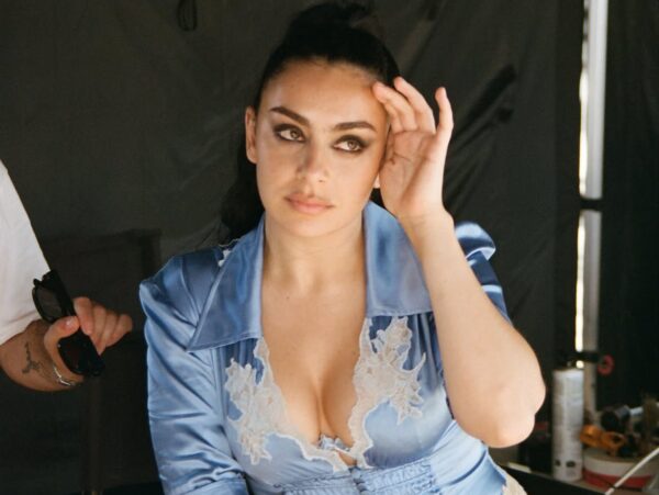 Η Charli XCX επέστρεψε και το «Music, Fashion, Film» είναι ήδη το νέο μας obsession