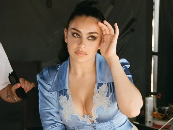 Η Charli XCX με μπλε σατέν φόρεμα, ετοιμάζεται για το «Music, Fashion, Film» που είναι το νέο της obsession.