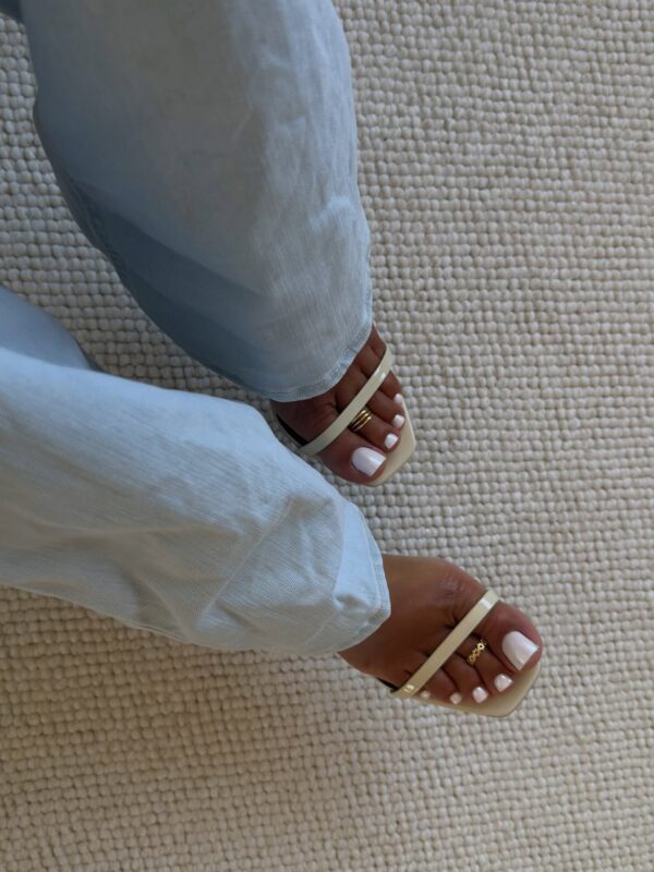 Chrome pedicure: Το λαμπερό εφέ στα νύχια που θα φοράς όλο το καλοκαίρι