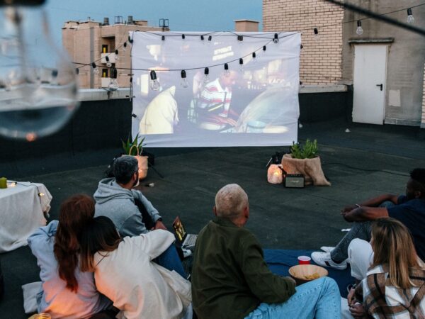 Summer movie nights: Πώς θα φέρεις το θερινό σινεμά στο μπαλκόνι σου – 7 λεπτομέρειες που κάνουν τη διαφορά!