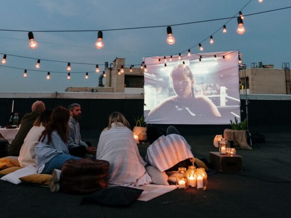 Καλοκαίρι με binge watching: 8 must-watch σειρές για ατελείωτες καλοκαιρινές βραδιές