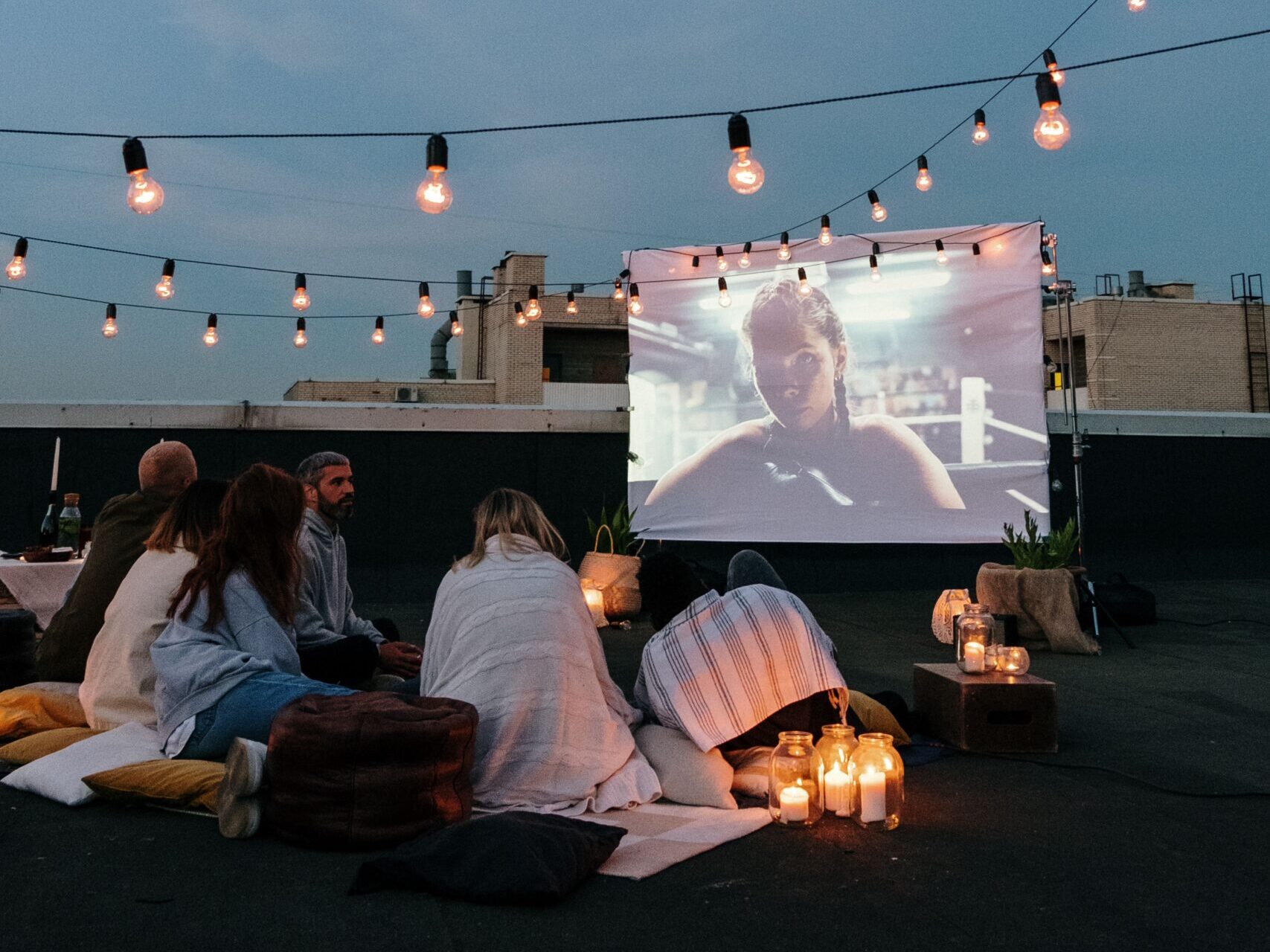 Καλοκαίρι με binge watching: 8 must-watch σειρές για ατελείωτες καλοκαιρινές βραδιές