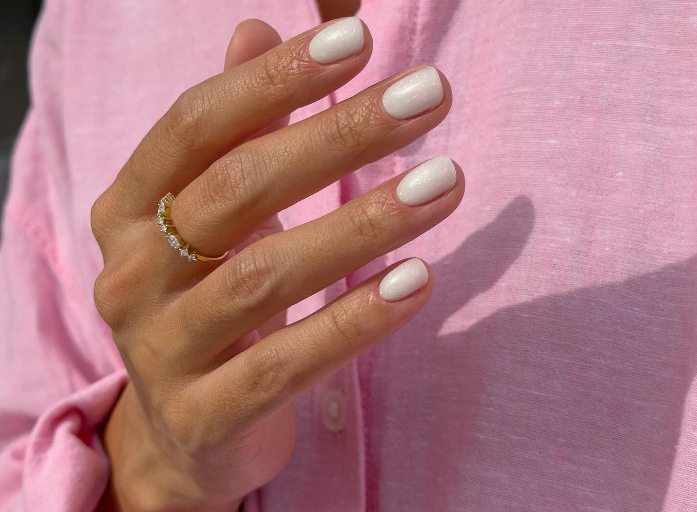 Ξέρουμε ποιο είναι το nail trend που θα κάνει το μαύρισμά σου να δείχνει 10 φορές πιο έντονο