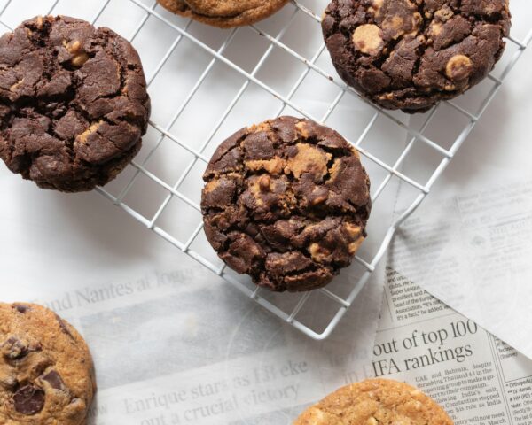 Τα σοκολατένια cookies που όλοι ζητούν δεύτερη φορά – Ανάρπαστα από την πρώτη μπουκιά
