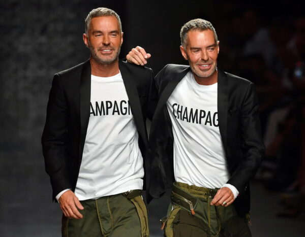 Τα αδέρφια DSquared2 στην Μύκονο – Το διάσημο δίδυμο της μόδας ζει το απόλυτο καλοκαιρινό σκηνικό