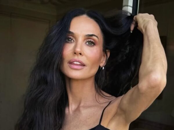 30 χρόνια μετά, η Demi Moore επιστρέφει σε video clip των KATSEYE και «ρίχνει» το internet