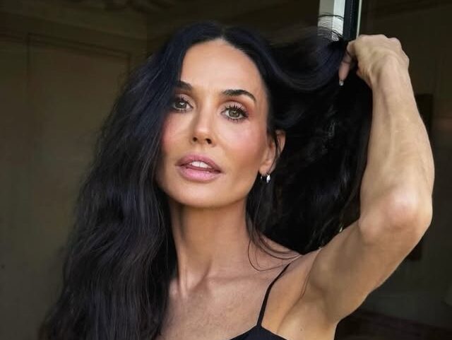 30 χρόνια μετά, η Demi Moore επιστρέφει σε video clip των KATSEYE και «ρίχνει» το internet