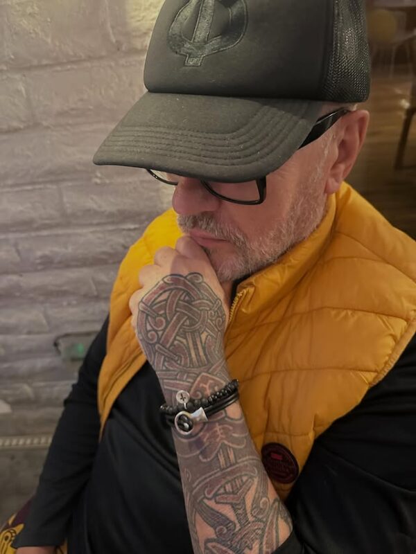 https://www.instagram.com/desmond.child/