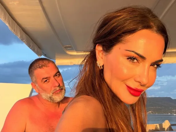 Η Δέσποινα Βανδή και ο Βασίλης Μπισμπίκης απολαμβάνουν τις διακοπές τους γεμάτοι αγάπη και χαρά, χαμογελώντας στον φακό.