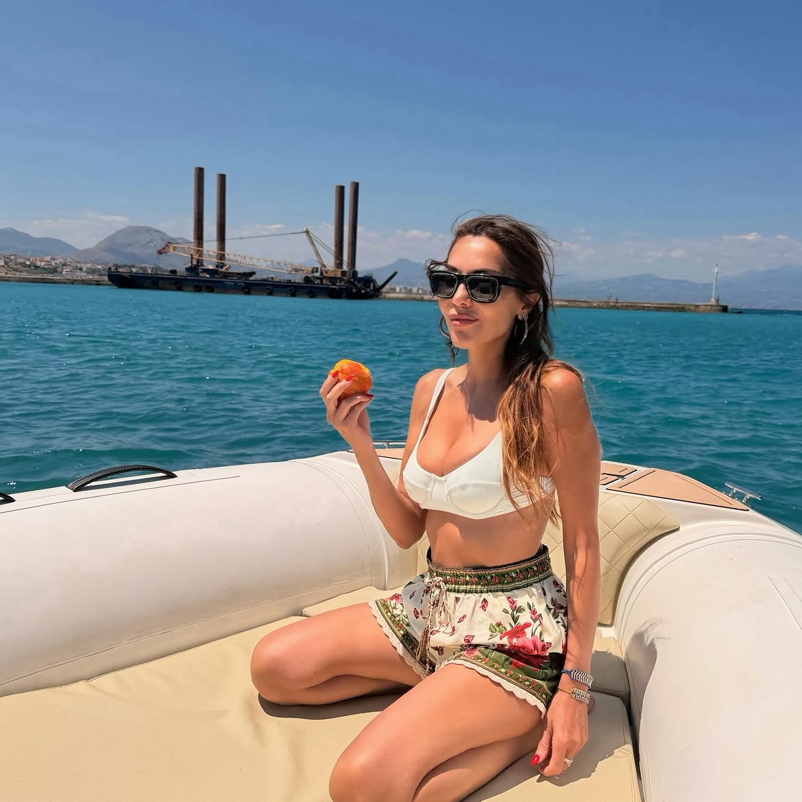 Summer glow: Η Δέσποινα Βανδή αποκαλύπτει τα 4 βασικά βήματα του καλοκαιρινού της μακιγιάζ