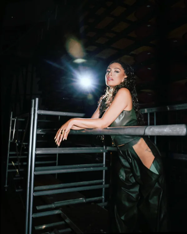 https://www.instagram.com/helenapaparizouofficial/?hl=el