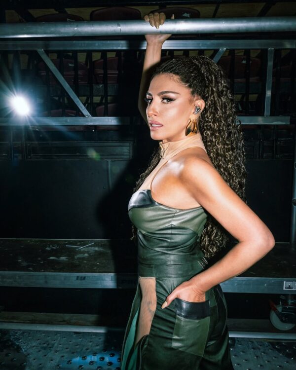 https://www.instagram.com/helenapaparizouofficial/?hl=el
