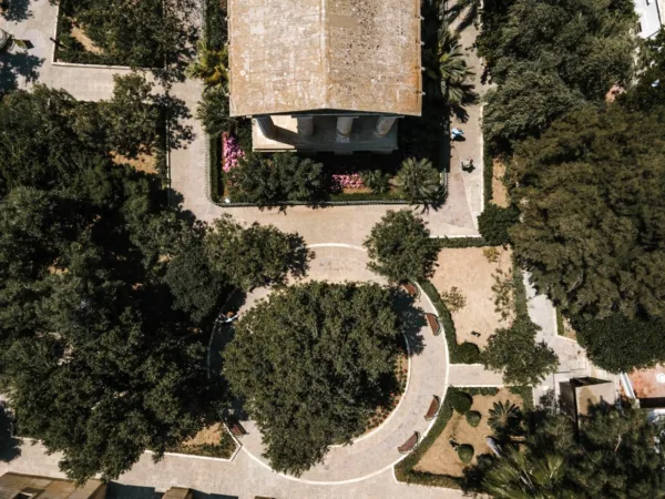 Εναέρια άποψη από ψηλά μιας από τις δροσερές οάσεις στην Αττική με πράσινο και αρχιτεκτονικά στοιχεία.