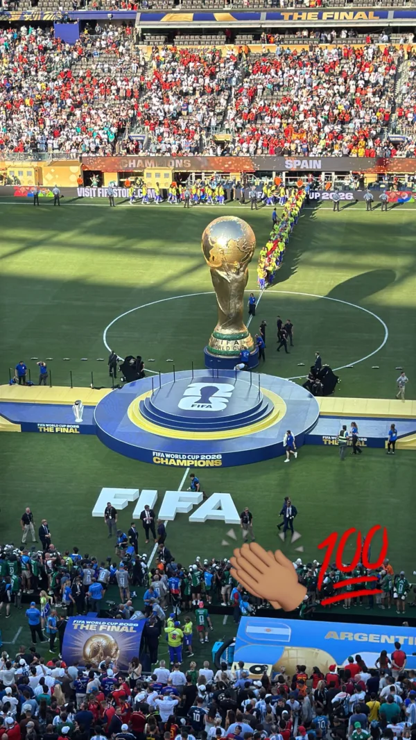 Το τρόπαιο του Μουντιάλ 2026 στην τελική φάση, με πλήθος κόσμου και αθλητές να πανηγυρίζουν.