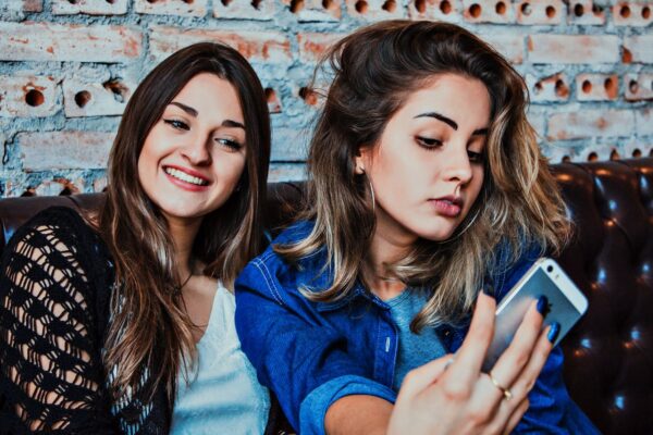 Δύο φίλες απολαμβάνουν την παρέα τους και τα social media, αποδεικνύοντας γιατί τα viral duos είναι το trend της εποχής.