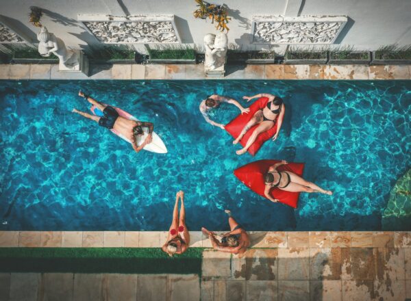 Summer friendship era: Γιατί οι διακοπές με την παρέα κερδίζουν ξανά την καρδιά μας