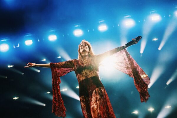 Η Florence Welch με ανοιχτά χέρια και μικρόφωνο στη σκηνή, προσφέρει μια αξέχαστη συναυλία στην Αθήνα.