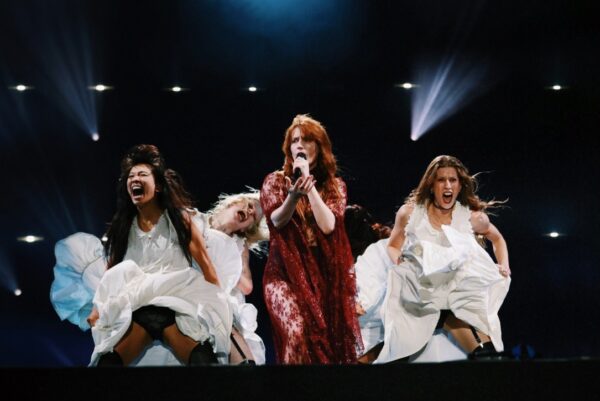 Η Florence Welch με χορεύτριες επί σκηνής κατά τη διάρκεια της συναυλίας της στην Αθήνα, προσφέροντας μια αξέχαστη εμπειρία.