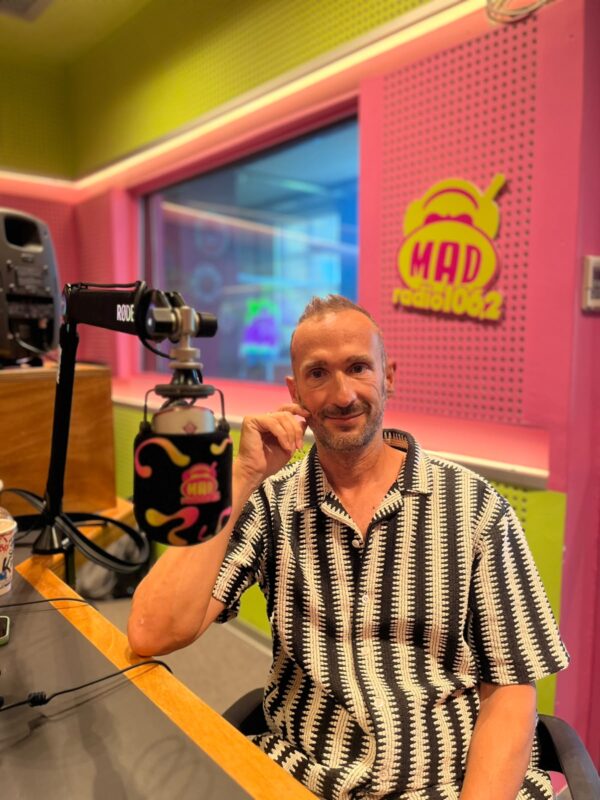 Ο Γιώργος Καραδήμος στο Mad Radio 106,2 μιλάει για τη συνεργασία του με τον Marc Almond και το τραγούδι του.