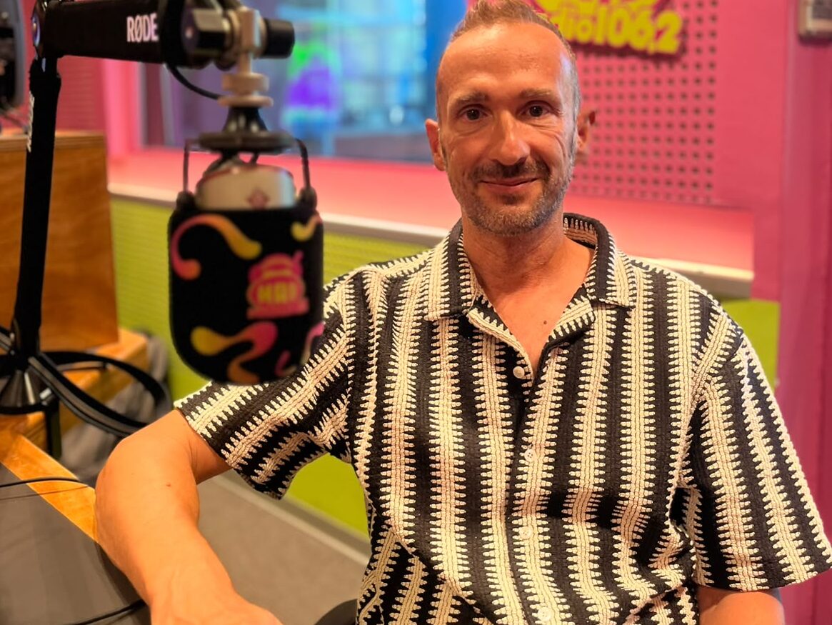 Ο Γιώργος Καραδήμος στο Mad Radio 106,2: «Βούρκωσα όταν άκουσα τον Marc Almond να ερμηνεύει το τραγούδι μου»