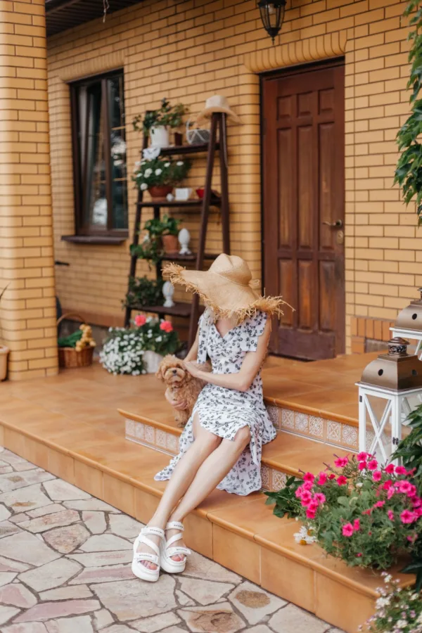 gynaika_kalokairi_veranda