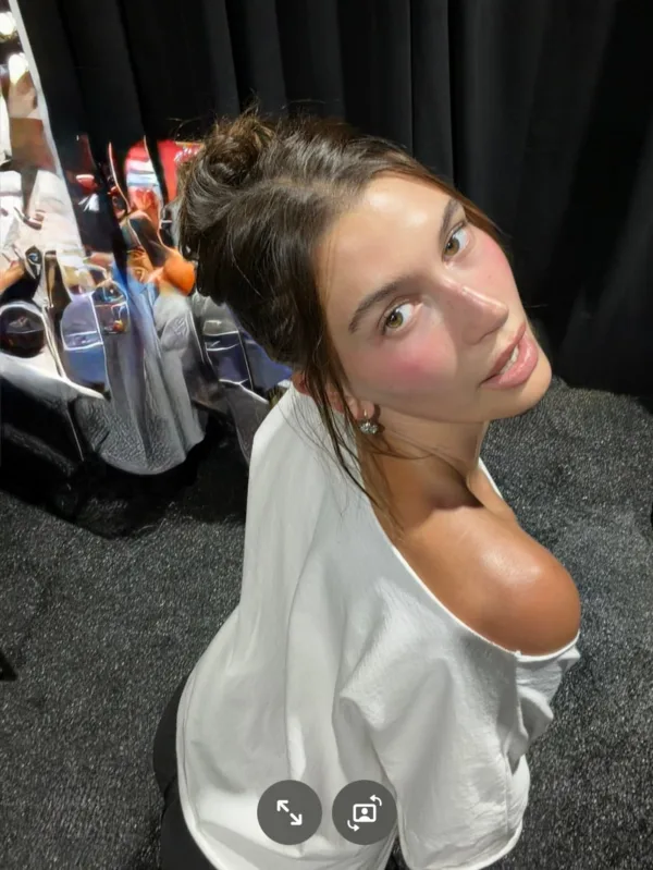 https://www.instagram.com/haileybieber/?hl=el
