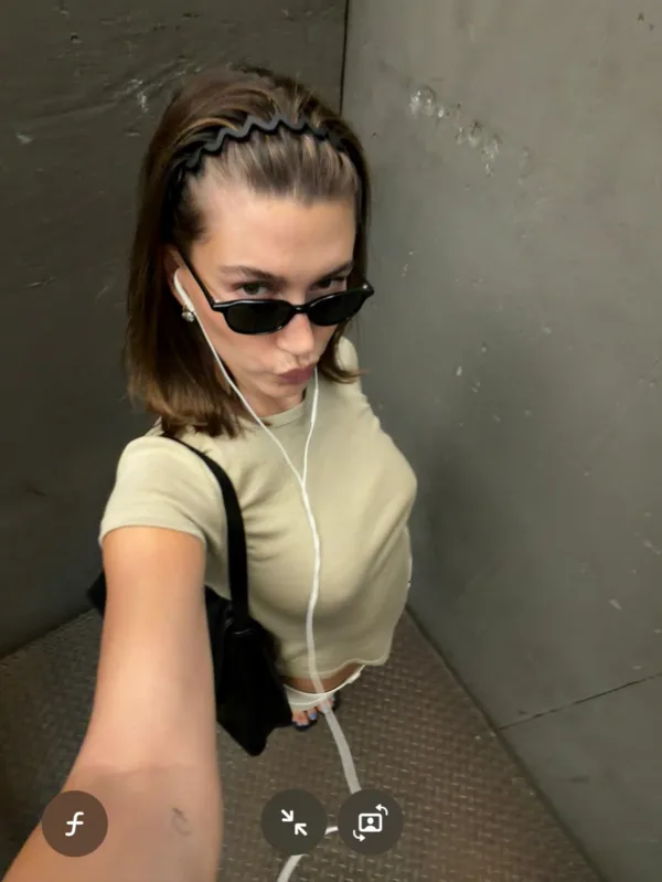https://www.instagram.com/haileybieber/?hl=el
