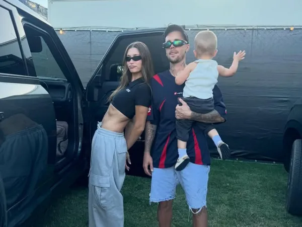 Ο Justin Bieber και η Hailey Bieber γιορτάζουν την οικογένειά τους και την αγάπη τους μετά από οκτώ χρόνια σχέσης.
