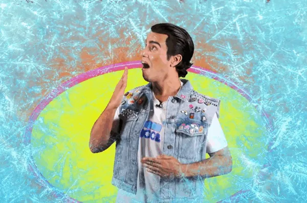 Ο παρουσιαστής από το «HOT DAYS? COLD JOKES» δείχνει ενθουσιασμό με φόντο χιονιού και χρωμάτων, προετοιμάζοντας συνταγές με πλευρώτους.