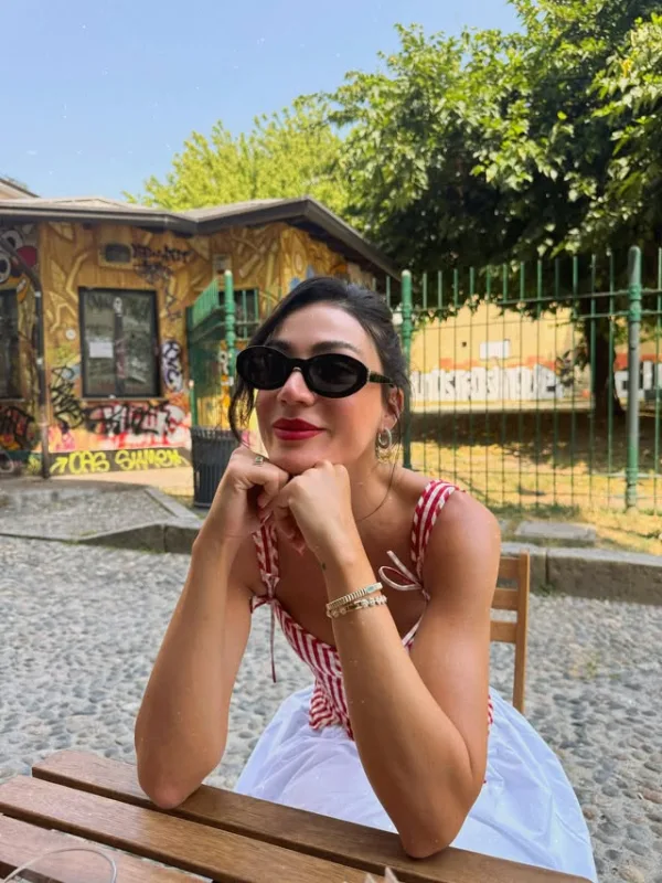 https://www.instagram.com/iviadamou_/