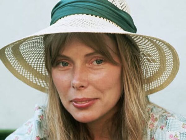 Δες το πολυτελές σπίτι της Joni Mitchell στο Malibu με θέα στον ωκεανό