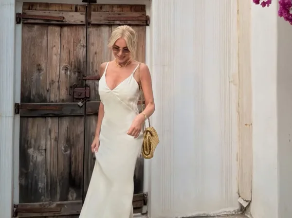 Η Κατερίνα Καινούργιου με κομψό slip dress και καλοκαιρινό outfit σε γραφικό σοκάκι.