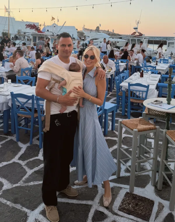 Η Κατερίνα Καινούργιου με τον Παναγιώτη Κουτσουμπή και την κόρη τους σε τρυφερή οικογενειακή στιγμή.
